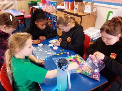 Lunchtime Bracelet Club: A Fun and Meaningful Way for Kids to Boost Their Well-being and Help Others